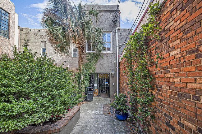 Building Photo - 157 Calhoun St