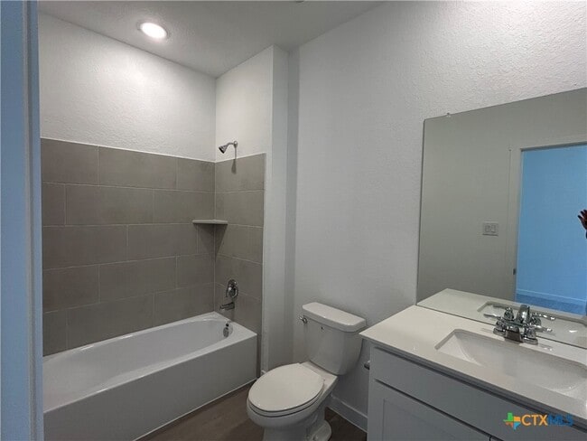 Building Photo - 728 Horsetail Ln