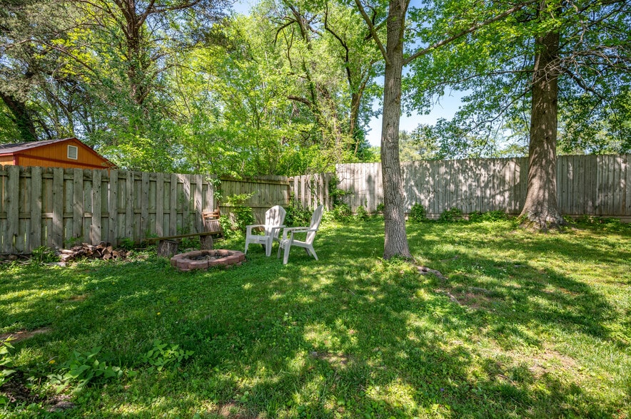 Building Photo - 582 Whispering Hills Dr