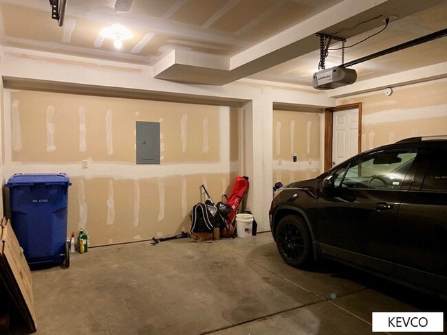 Building Photo - Expansive Newer Construction Townhome!