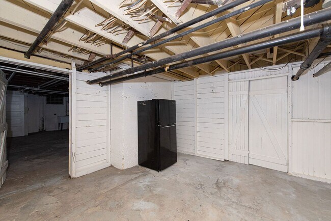Building Photo - Beautifully updated Tudor style duplex. Up...