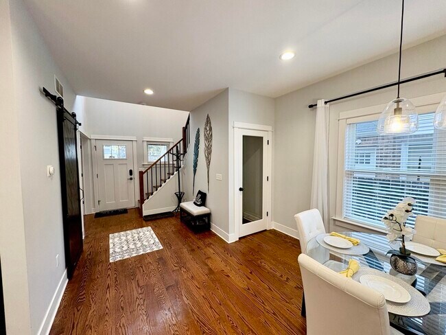 Building Photo - 718 N Alexander Ave