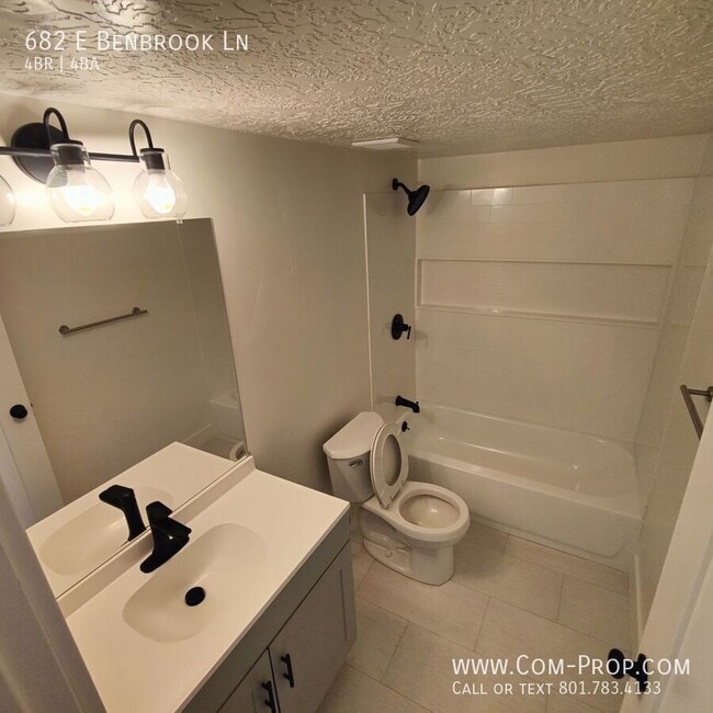 Building Photo - 682 E Benbrook Ln