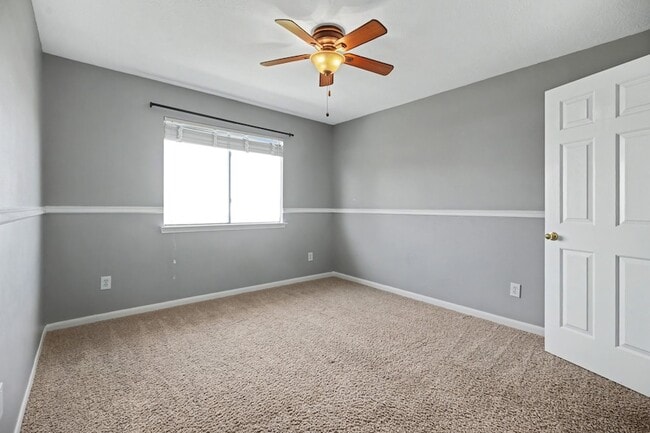 Building Photo - 526 Oak Briar Dr