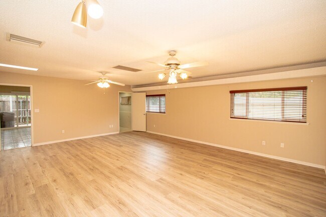 Building Photo - Expansive Four-Bedroom In Highly Desirable City Of Redlands!