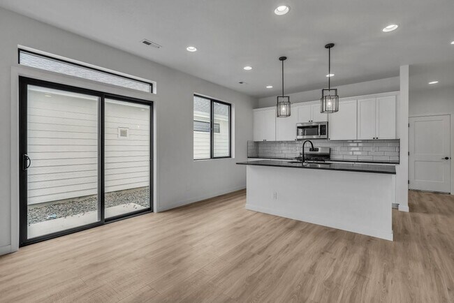 Building Photo - 5114 E Hope Ave