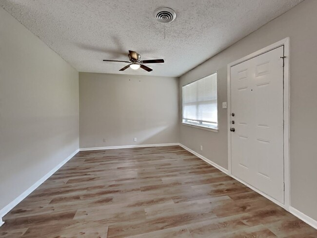 Building Photo - 3BR/1.5BA Home with Garage, Spacious Layout & Modern Upgrades