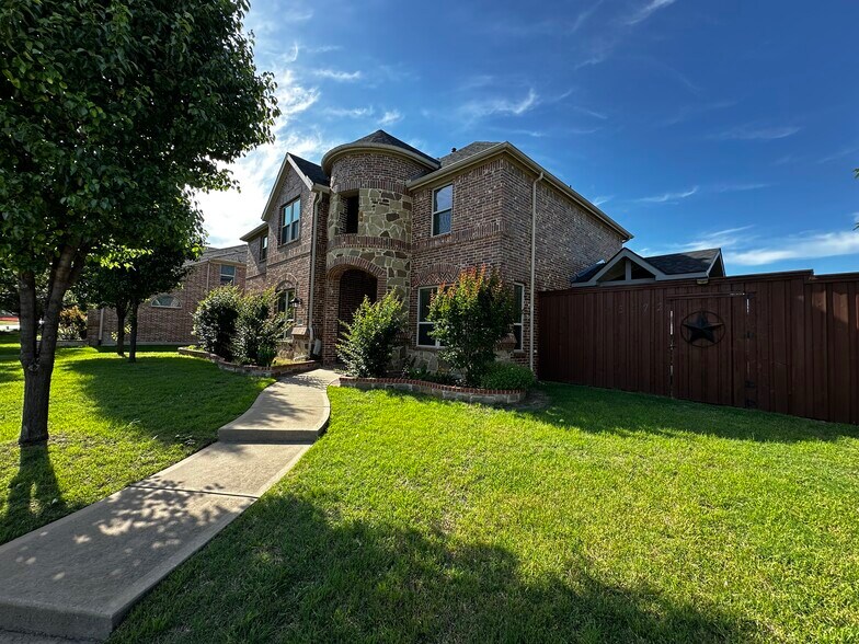 Building Photo - 13172 Deep River Dr