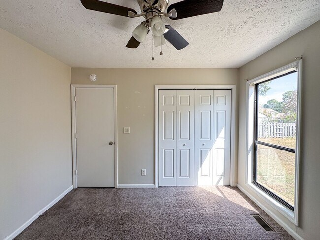 Building Photo - Beautiful 3 Bed 2 Bath Home with Fenced Backyard