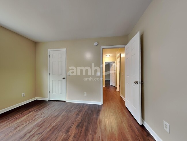 Building Photo - 137 Lake House Rd