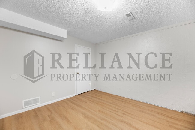 Building Photo - 141 S Lark St