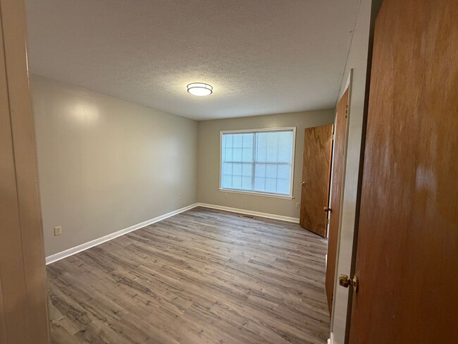 Building Photo - 4084 Friendship Rd