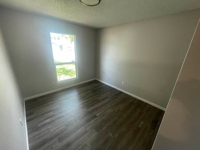 Building Photo - Spacious 5-Bedroom Home in a Great Neighbo...