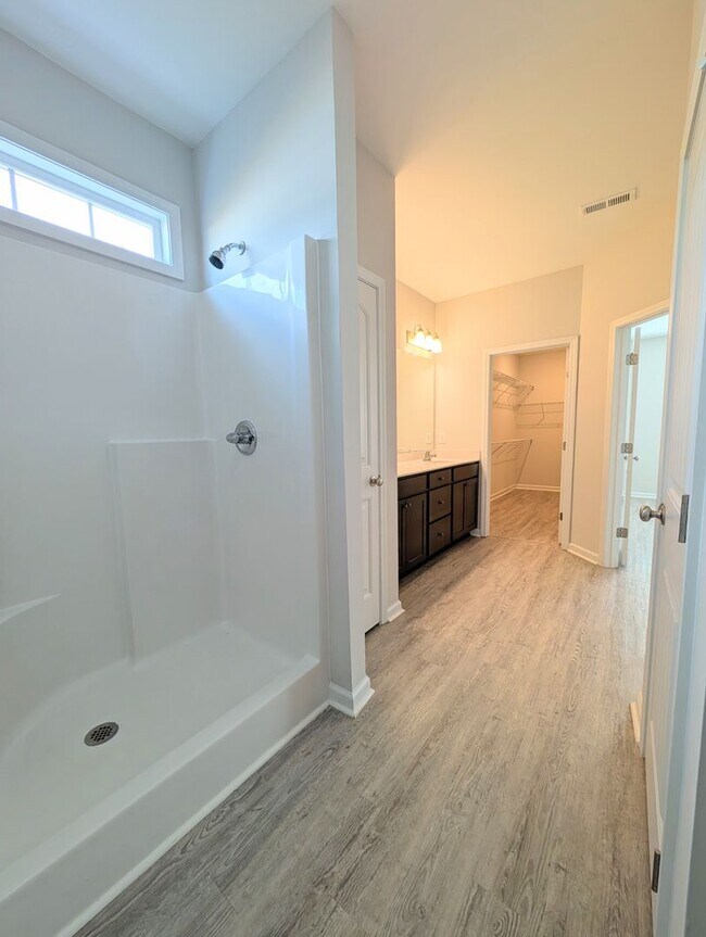 Building Photo - Modern 3-Bedroom, 2-Bath Long Term Rental in Longs