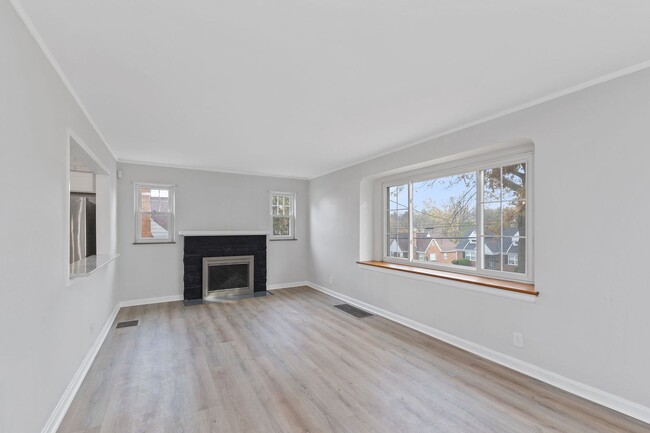 Building Photo - Monfort Heights- Beautifully Renovated 3 b...