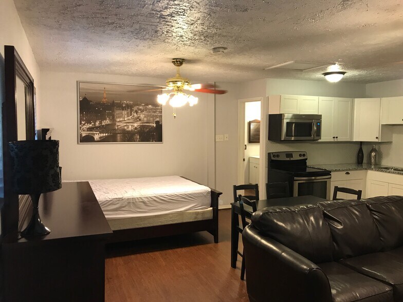 Building Photo - 9283 Five Palms Dr