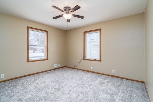 Building Photo - 3 Bedroom 2 Bath Home with Fenced in Backyard!