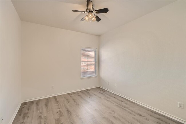 Building Photo - 271 Housefinch Loop