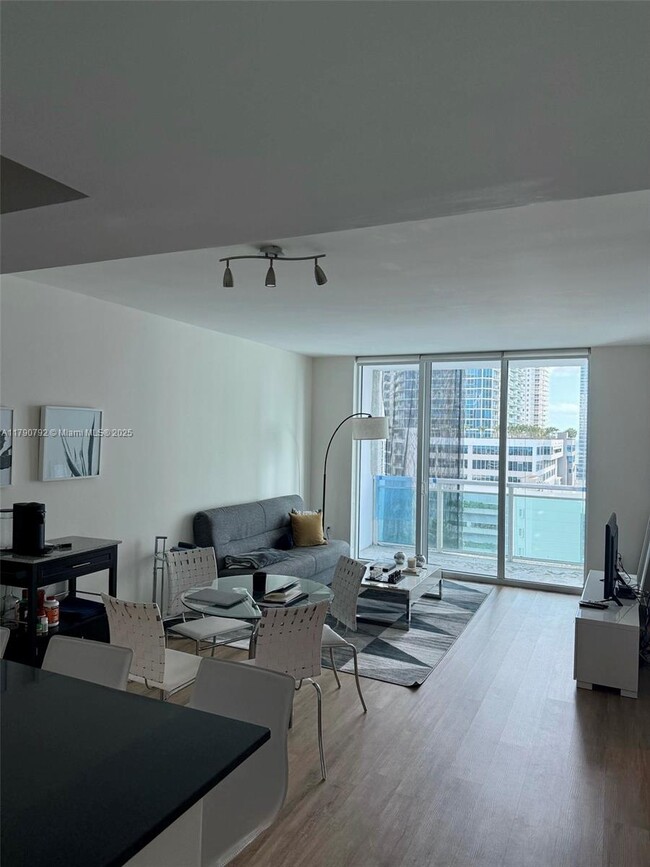 Building Photo - 950 Brickell Bay Dr