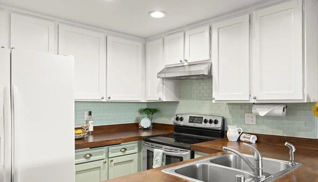 Building Photo - charming one-bedroom, one-bath retreat nestled in a serene beachside community