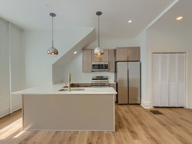 Building Photo - 1701 N Front St