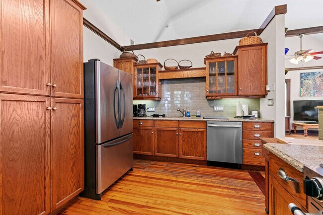 Building Photo - 204 NE 3rd Ave