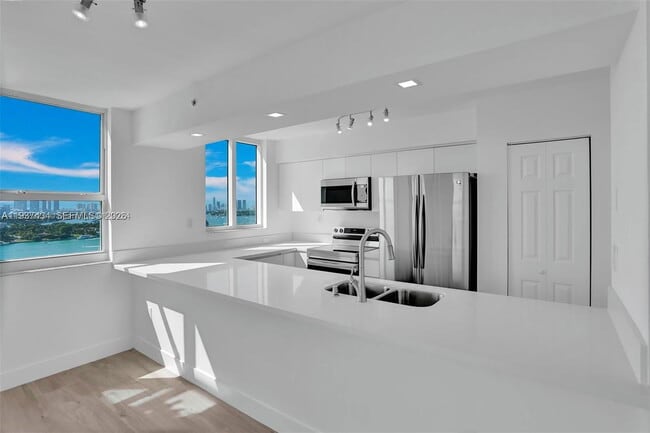 Building Photo - 650 West Ave