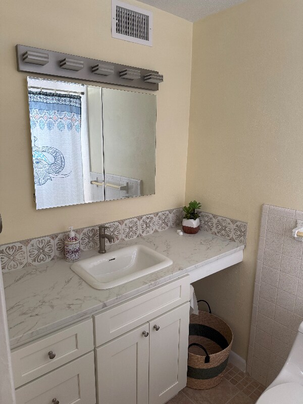 Building Photo - 2421 N Oleander Ave