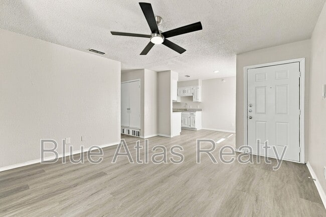Building Photo - 8133 Foxfire Ln