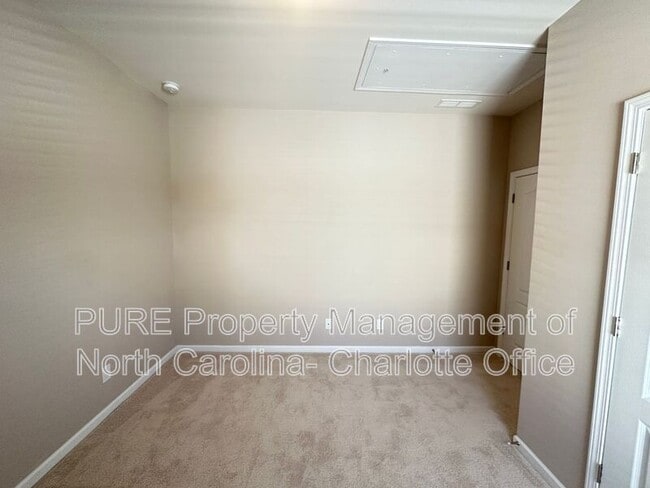 Building Photo - 3520 Larkhaven Ave SW