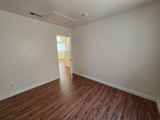 Building Photo - Beautiful Single Story Home