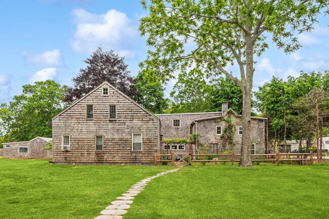 Building Photo - 852 Springs Fireplace Rd