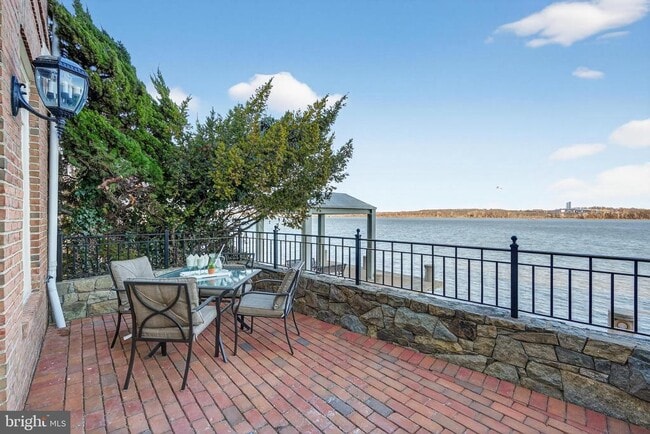 Building Photo - 700 Kahn Pl