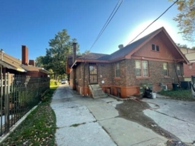 Building Photo - 1676 S Pkwy E