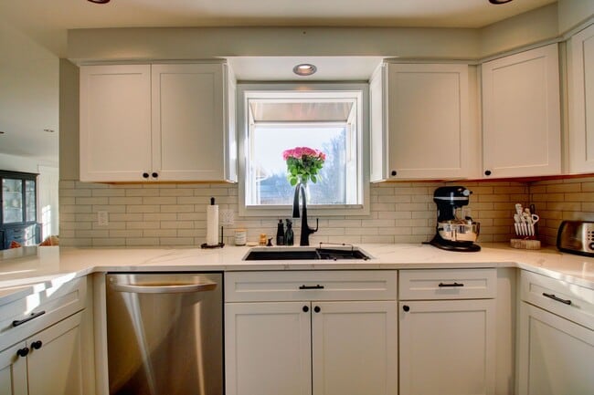 Building Photo - 3 Bedroom, 2.5 Home. Available NOW!!!!