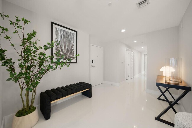 Building Photo - 600 NE 27th St