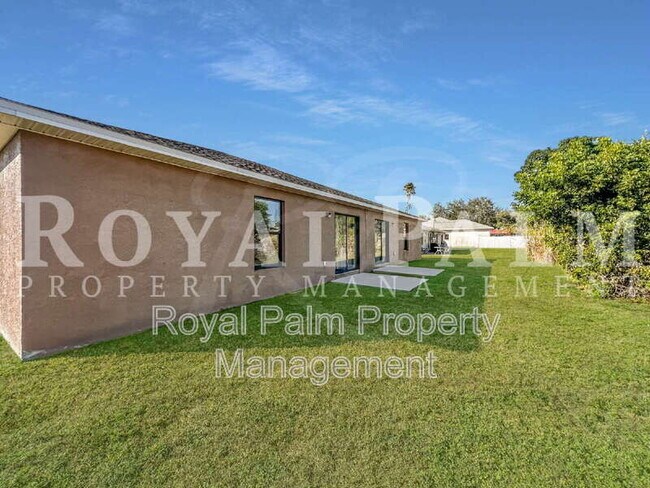 Building Photo - 111 SE 2nd Ave