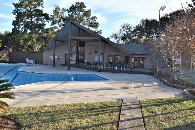 Building Photo - 1323 W Forest Dr