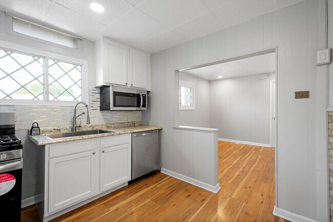 Building Photo - Beautiful 1 bedroom home with BONUS room in Natrona Heights available April 1!