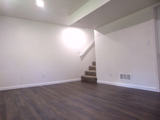 Building Photo - Newly Remodeled 4 Bed 2 Bath Duplex!