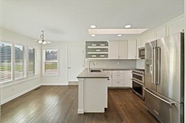 Building Photo - Amazing 4 bedroom, 3 bath home right by St...