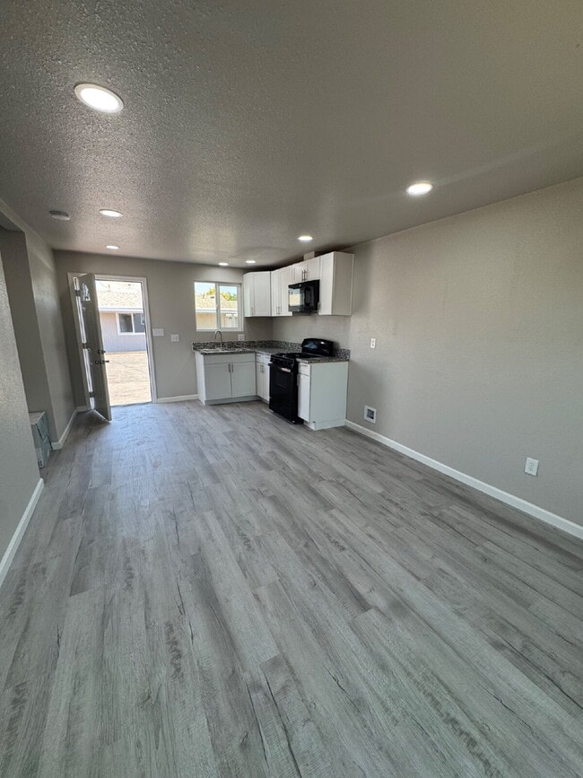 Building Photo - Now Available – Renovated 2 Bed / 1 Bath A...