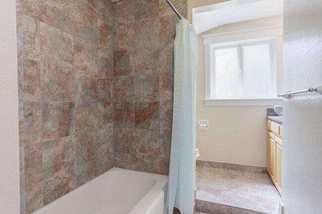 Building Photo - 3 Bed / 2 Bath Woodside home on large lot ...