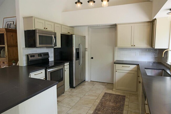 Building Photo - 708 Cowal Dr S