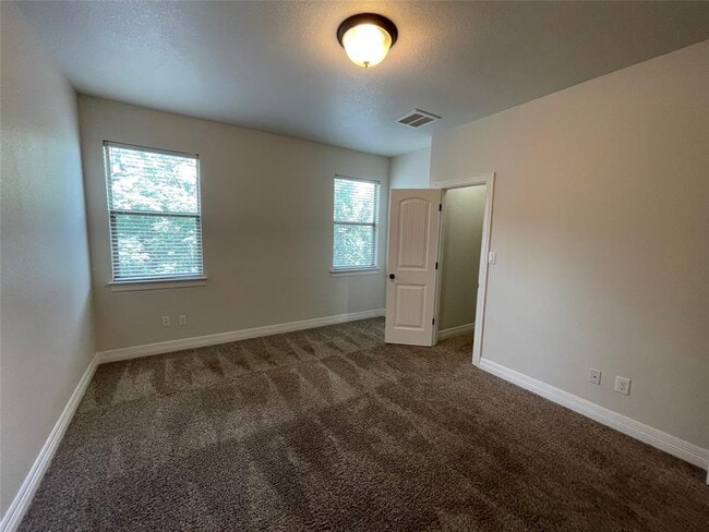 Building Photo - 1806 Crown Dr