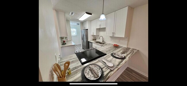 Building Photo - 619 Sandalwood Dr