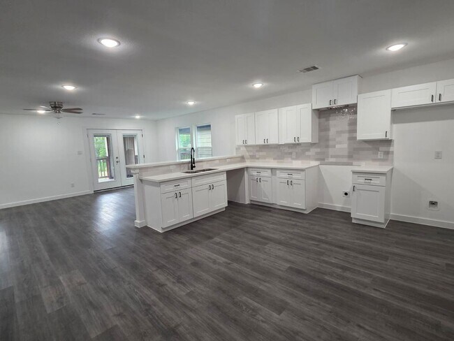 Building Photo - Stunning Duplex with Garage & Modern Finishes