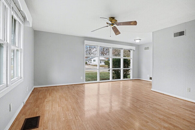 Building Photo - Charming 3-bedroom, 1-bath gem in the heart of Mishawaka!