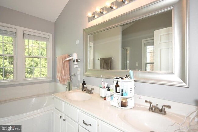 Building Photo - 556 Winding Rose Dr