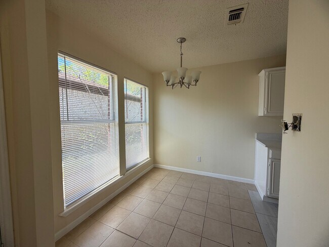 Building Photo - 323 Moss Hill Dr